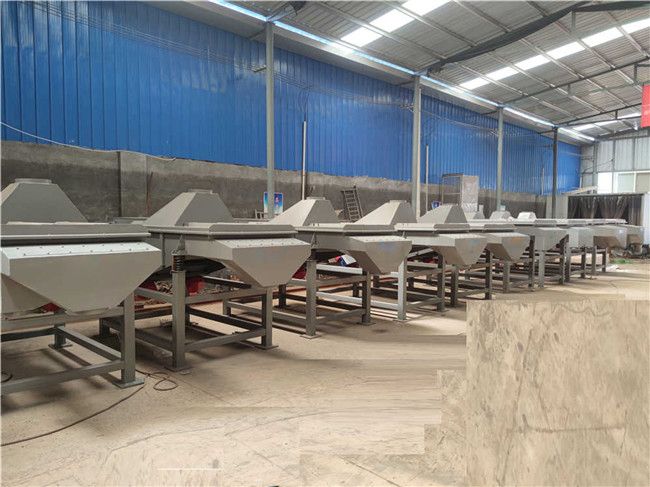 多臺直線振動篩，脫水篩，緊張有序加工生產(chǎn)中