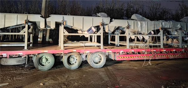 10臺直線篩發(fā)貨，優(yōu)化工藝結(jié)構(gòu)，改進(jìn)進(jìn)出料口和防塵口