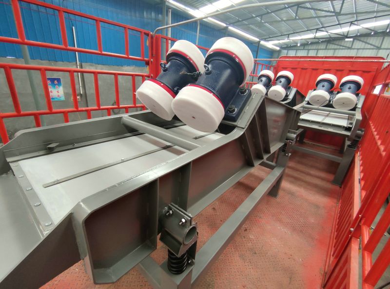 湖南客戶3臺脫水篩裝車發貨現場