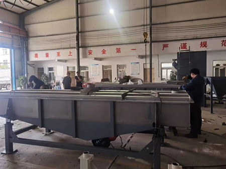 客戶訂的直線篩生產現場