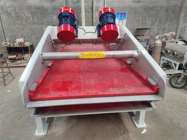 1540特制不銹鋼脫水振動篩，已發貨，篩分效果好，篩箱采用高強度螺栓鉚釘，篩面由弧形段與直線段組成，結構堅固耐用，用料厚實，運行平穩噪聲低，使用率高，使用壽命長！