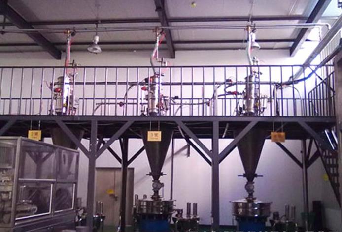 真空上料機配套旋振篩使用設(shè)備現(xiàn)場